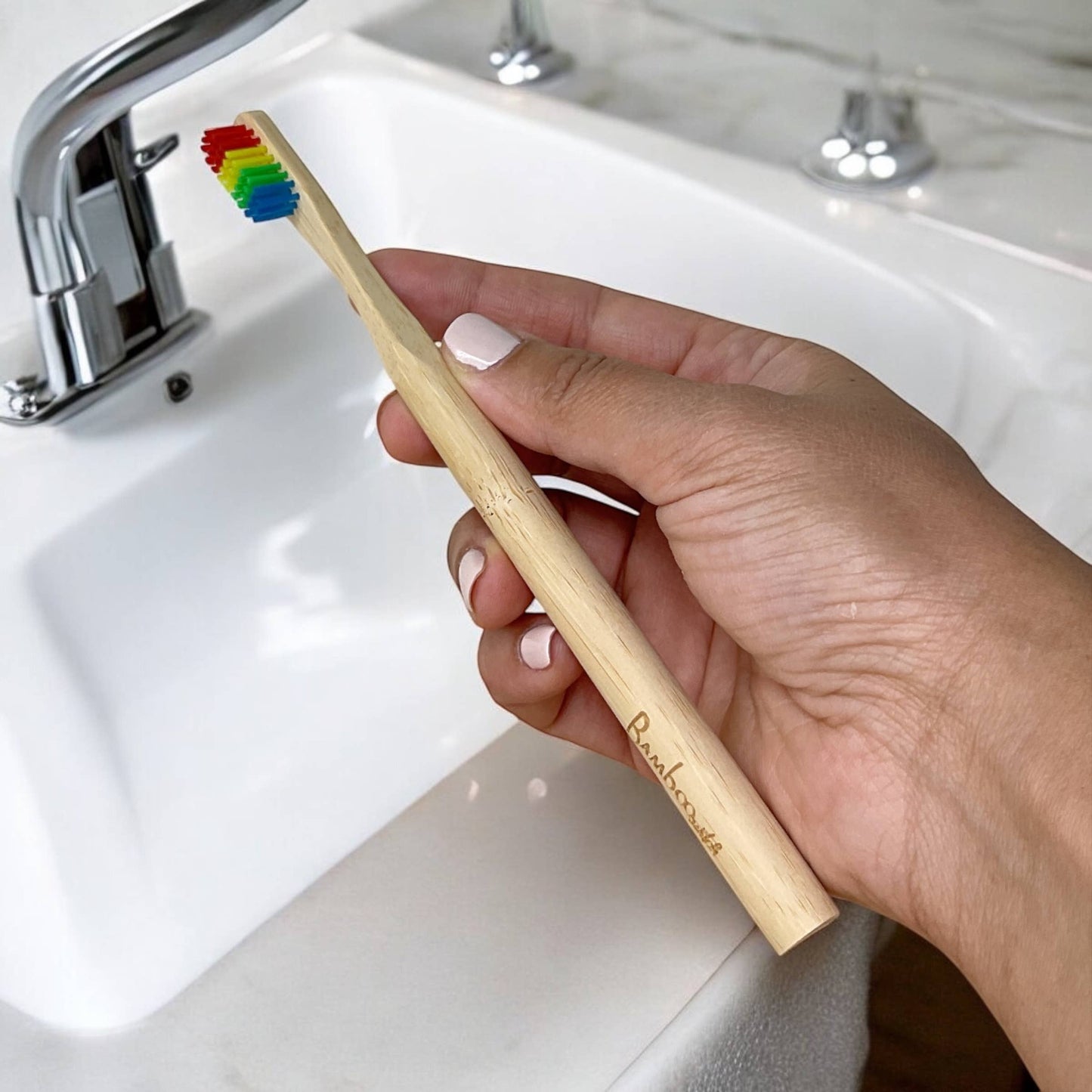 Regenbogen-Zahnbürste aus Bambus